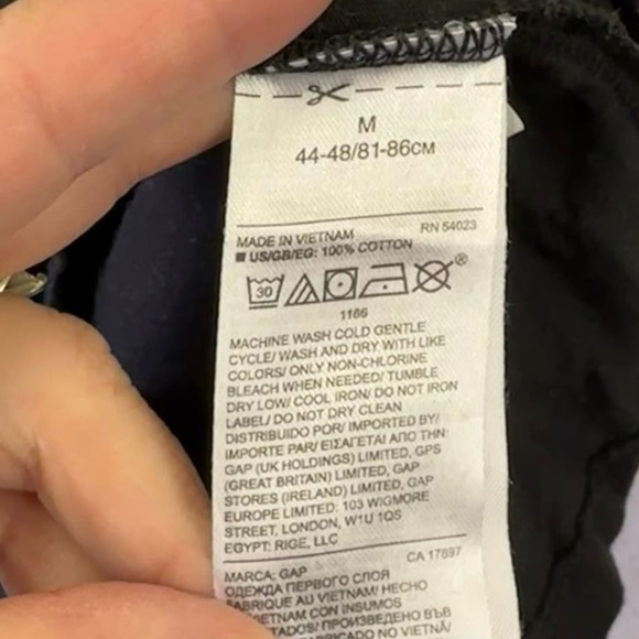 Gap Classic True Black V Neck Graphic Tee Shirt - Picture 4 of 4